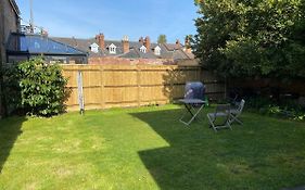 Lovely Westbourne Apartment - 15 Min Walk To Beach